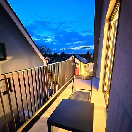 Modernes, Neu Eingerichtetes In Lage Nahe Autobahn, S Bahn Und Stadtzentrum