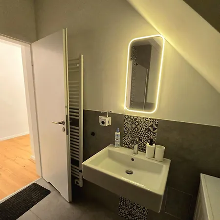 Lägenhet Modernes, Neu Eingerichtetes In Lage Nahe Autobahn, S Bahn Und Stadtzentrum