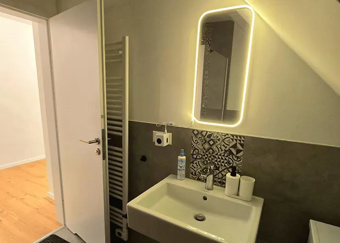 Lägenhet Modernes, Neu Eingerichtetes In Lage Nahe Autobahn, S Bahn Und Stadtzentrum